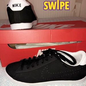 Black Nike Racquettes🚨🚨NEVER WORN :)